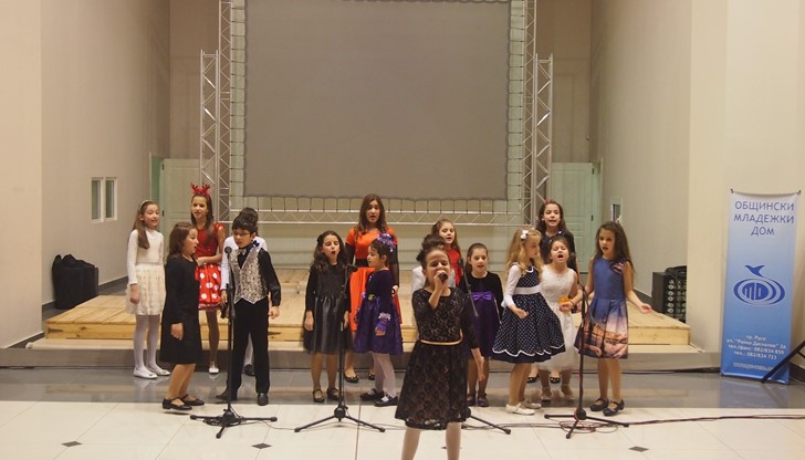 С празничен коледен концерт, вокална група ”Приста” при Общински младежки дом Русе, зарадва русенци и гости на града.