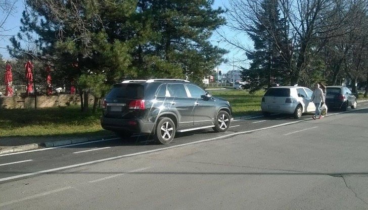 Както виждате, най-удобно се спира на новата велоалея