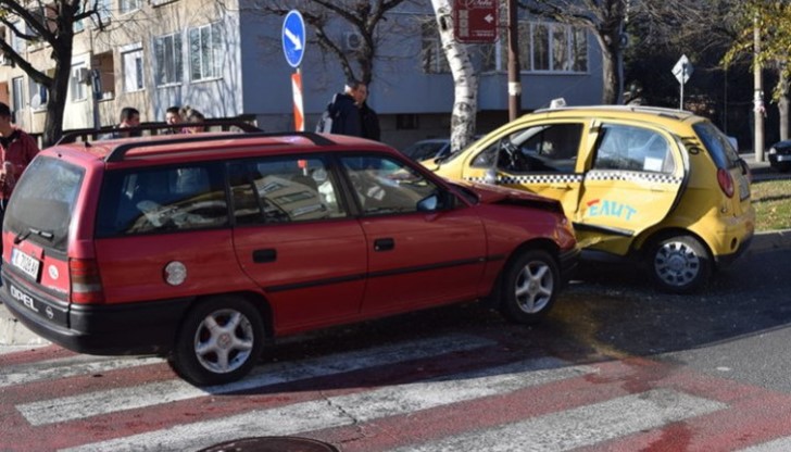 Шофьорът на таксито е откаран с линейка в Спешното отделение