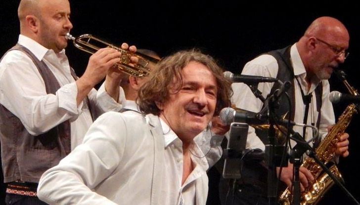 Горан поздрави на чист английски език и седна до своите хора на сцената