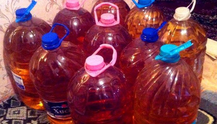 101 литра течност с вид и мирис на алкохол са били разпределени в 10-литрови бутилки от минерална вода