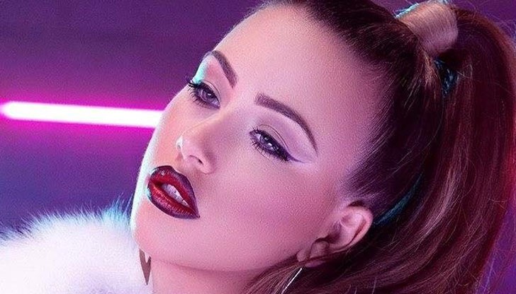 Изпълнителката на „Момиче като мен“ се пусна по секси рокличка