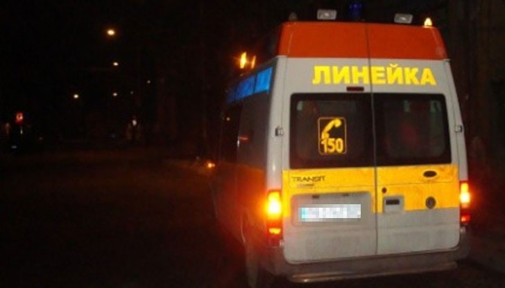 Трима души, пътували в буса и един човек, който е бил в една от каруците, са откарани в болница Трима души, пътували в буса и един човек, който е бил в една от каруците, са откарани в болница