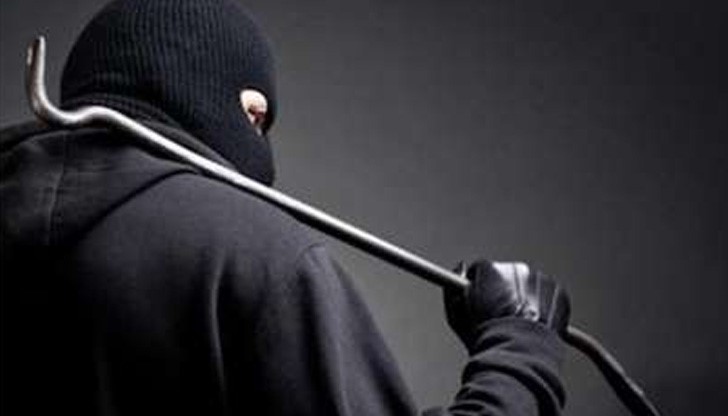 В паркинга е проникнато като е срязана телена ограда В паркинга е проникнато като е срязана телена ограда