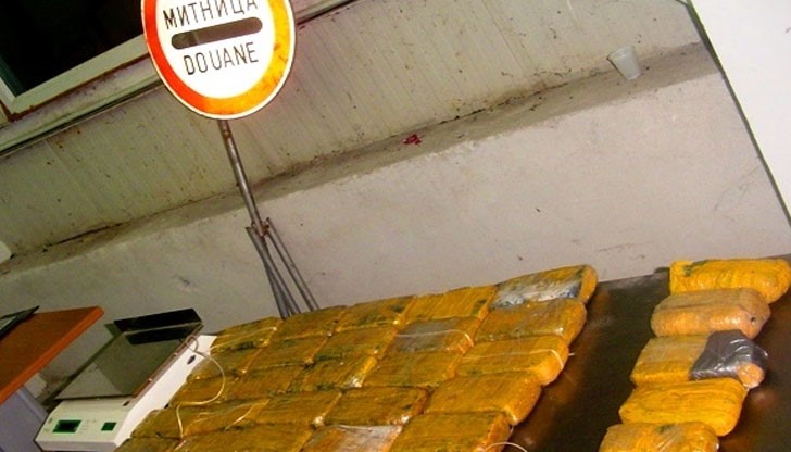 Мобилна митническа група селектира за проверка миниван с полска регистрация