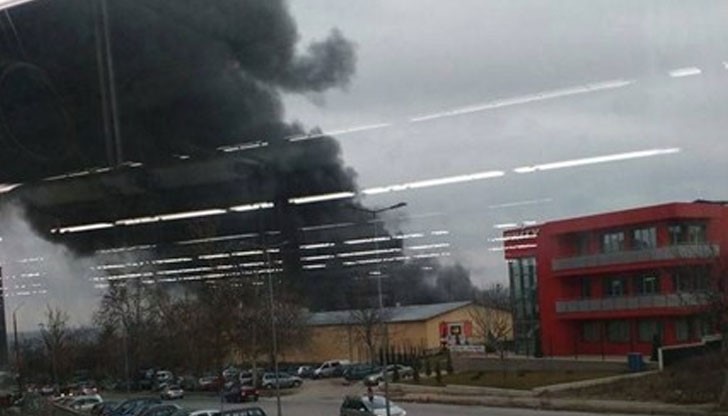 На място незабавно пристигнали 3 пожарни и над 20 огнеборци, както и две линейки На място незабавно пристигнали 3 пожарни и над 20 огнеборци, както и две линейки