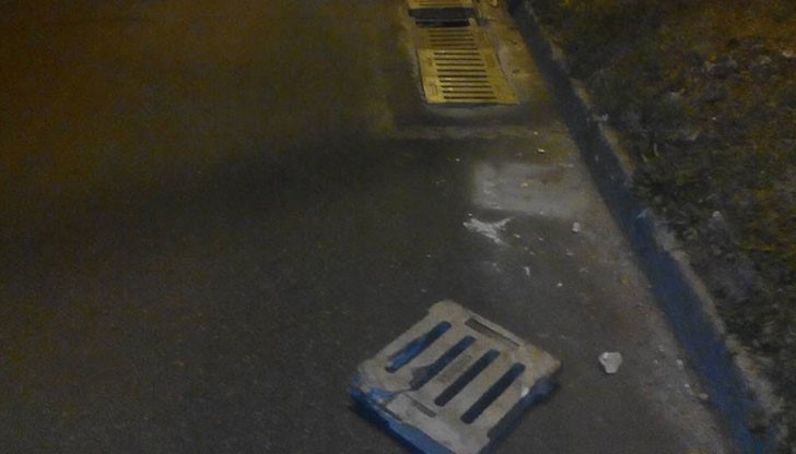 Шофьорът вече е премахнал капака на шахтата от платното, но преди това е "пръснал" и двете си гуми