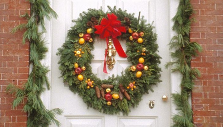 Закачането на коледен венец е един от най-добрите начини да покажете, че коледното настроение ви е обзело Закачането на коледен венец е един от най-добрите начини да покажете, че коледното настроение ви е обзело