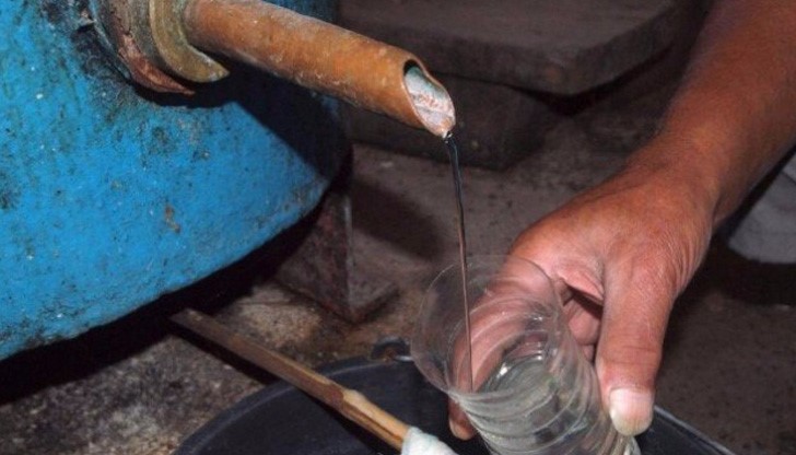 Тупев е един от компанията , която е пила ракията при "свинска сватба" Тупев е един от компанията , която е пила ракията при "свинска сватба"