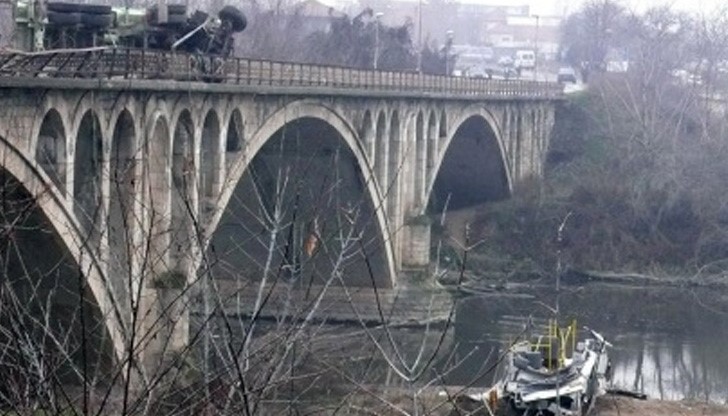 При сблъсъка пълният с хора автобус падна в река Янтра. Загинаха 18 души, други 11 бяха ранени