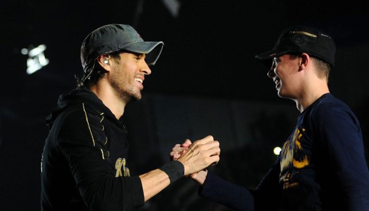 Пет минути след 22 часа директно от випа на летище София най-желаният ерген се появи на Т-образната сцена