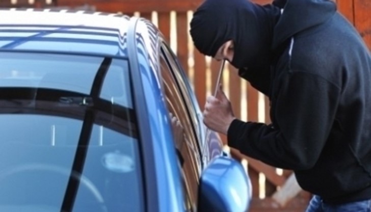 Във Второ РУ са започнали и разследване по сигнал за кражба от автомобил