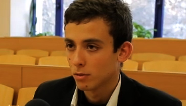 Браян е студент в Русенския университет “Ангел Кънчев”, специалност “Право” Браян е студент в Русенския университет “Ангел Кънчев”, специалност “Право”