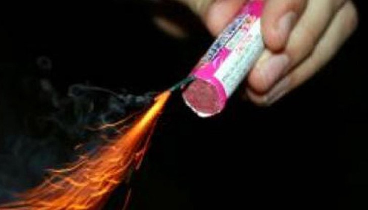 Пиратка гръмнала в лявата ръка на малолетния Д.Е., докато палел пиротехники в двора на дома си Пиратка гръмнала в лявата ръка на малолетния Д.Е., докато палел пиротехники в двора на дома си