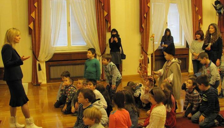 В унизителна поза е и целият български народ, възмущават се родители