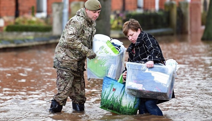 Великобритания мобилизира армията заради големи наводнения