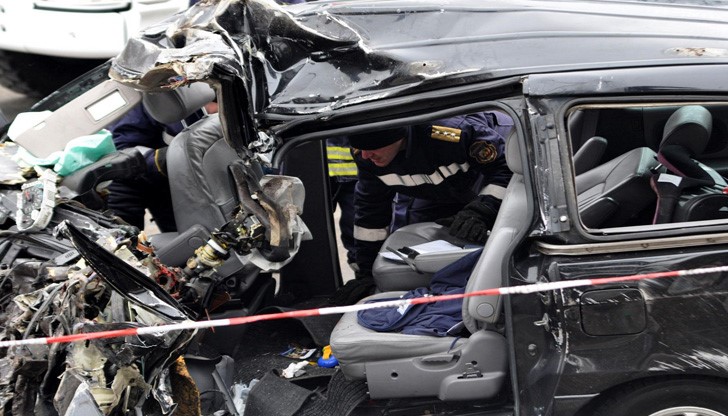 При инцидента са се сблъскали два автомобила „Фолксваген Голф", в който са пътували 8 души - три жени и 5 деца, и „Фолскваген Поло" /снимката е илюстративна/