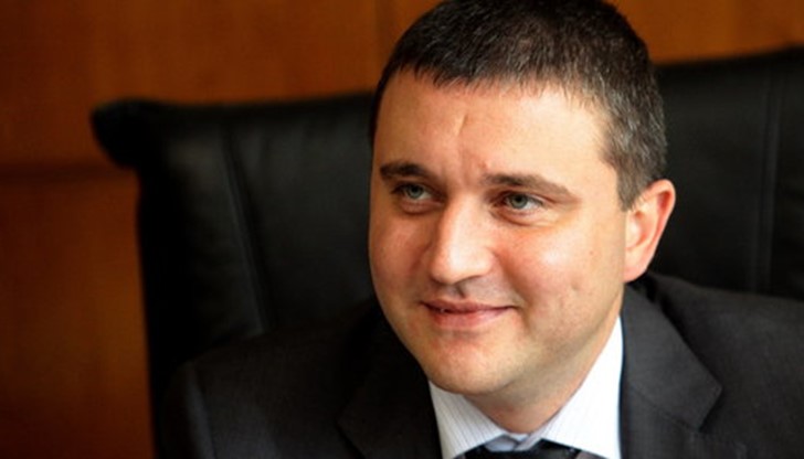 Данък "Уикенд", който разбуни духове през последните седмици, на практика остава в сила