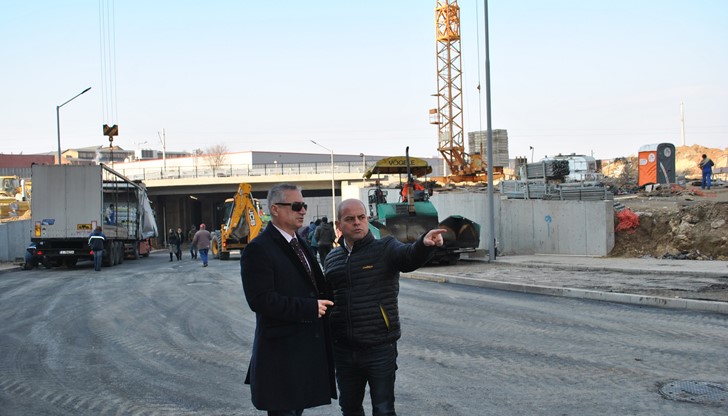 Ремонтните дейности по кръговото кръстовище продължават с довършителни дейности по подлезите