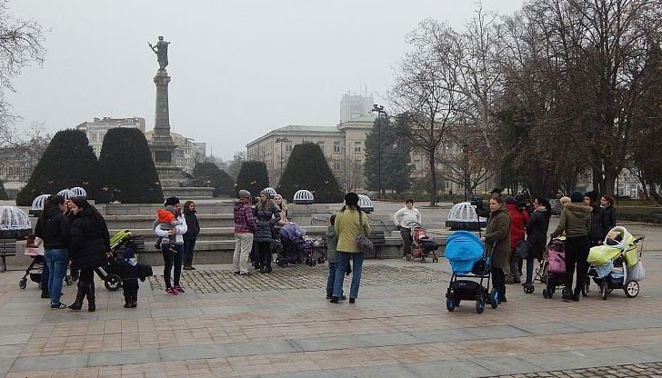 20-ина майки организираха протест с децата си в Русе с искане за увеличаване на майчинството и на детските надбавки