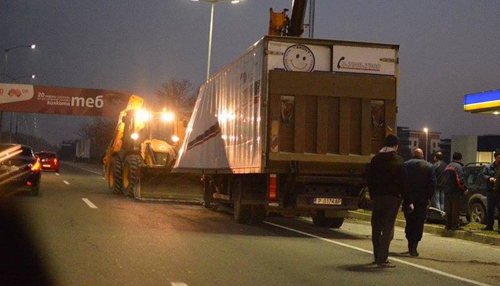 След удара цялата предница на ТИР-а е смазана до неузнаваемост