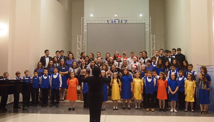 Началото на концерта беше дадено в 18:30 ч., в зала „Европа”, на 16 декември, а концертът премина под надслов „Любими коледни песни с приятели”