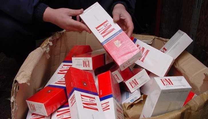 Откритите вътре  общо 400 кутии цигари са от марките „L&M Red Label 100`s" и „Karelia Ome Superslims", всички с надписи „For duty free sale only"