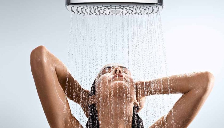 Жените са снимани с мобилни телефони през дупка в стената, а след това видеото е разпространявано тайно сред мъжете на борда /снимката е илюстративна/ Жените са снимани с мобилни телефони през дупка в стената, а след това видеото е разпространявано тайно сред мъжете на борда /снимката е илюстративна/