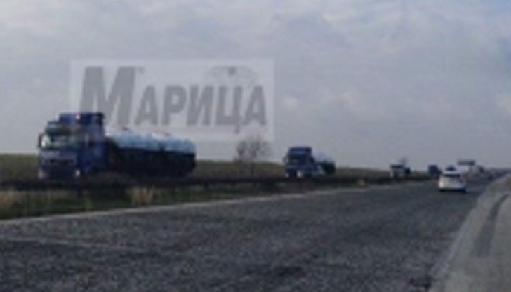 Товарите са обвити дискретно в брезенти Товарите са обвити дискретно в брезенти