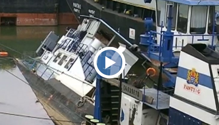 В района на потъналия тласкач има разлив