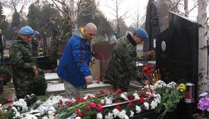 Роднините на загиналия рейнджър Антон Петров и негови бойни другари от 68 бригада на специалните сили отслужиха в Русе панихида