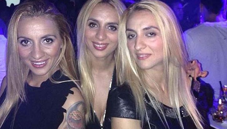 Преди няколко дни автобусните спирки в центъра на Благоевград осъмнаха с разлепени некролози на тризначките