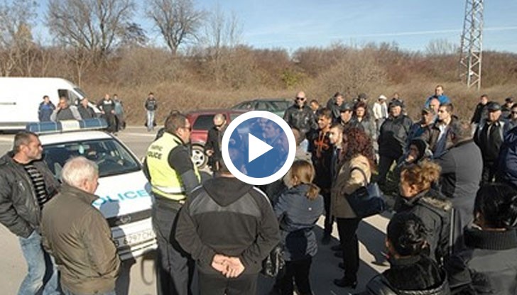 Гневните жители на Девня и Повеляново напразно викаха пред полицейското управление вчера сутринта