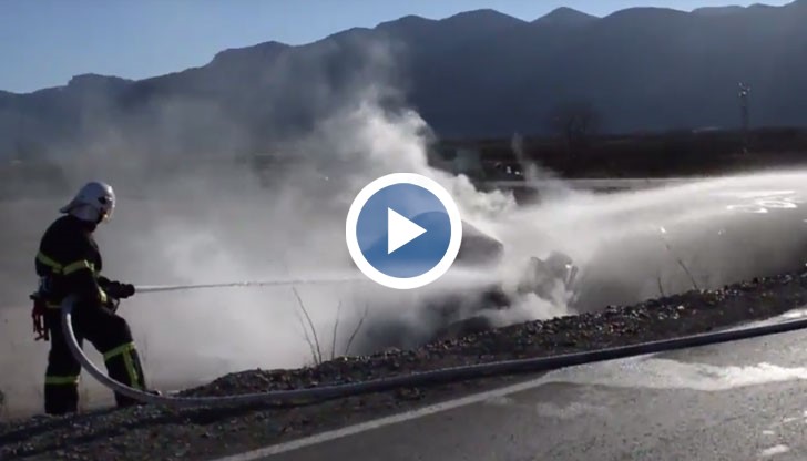 При силния сблъсък двете превозни средства паднали в дерето и избухнали в пламъци