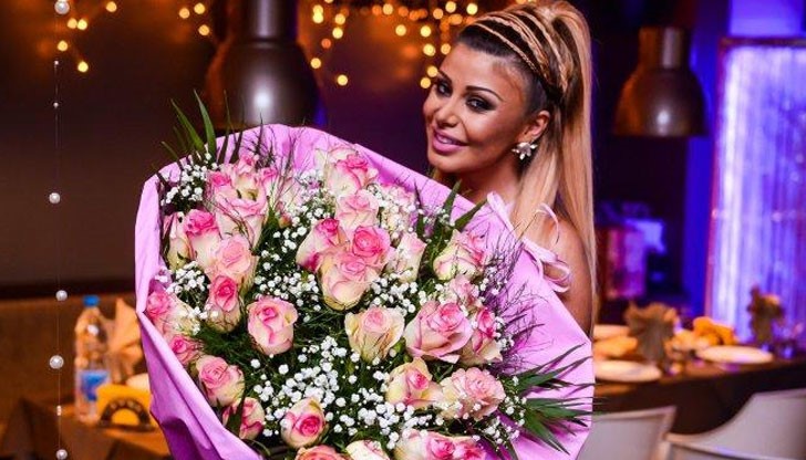 Дебелия атлас връчи на плеймейтката от нейната най-голяма закрилница в звездния формат Ернестина Шинова