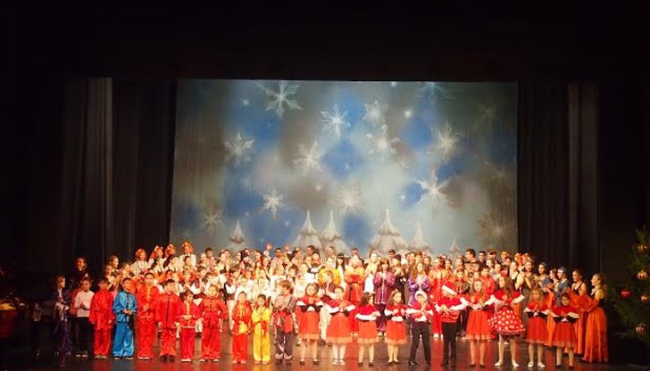 С грандиозен шоу-спектакъл Младежки дом отбеляза наближаването на най-светлите празници
