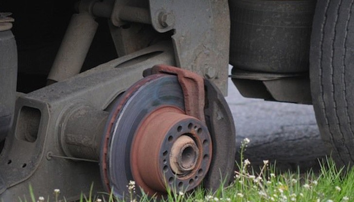 Инцидентът е станал в производствена база при смяна на гуми на товарен автомобил