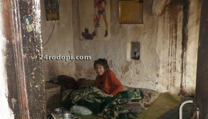 Покривът тече, няма входна врата, нито дори легла...