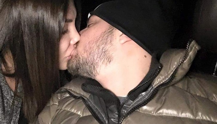 Не е ясно негово име и с какво се занимава, но тя се целува страстно с него