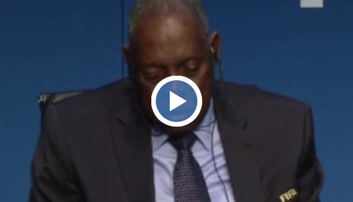 Камерите на фотографите и операторите заснеха любопитния момент, в който 69-годишният камерунец поспа за кратко