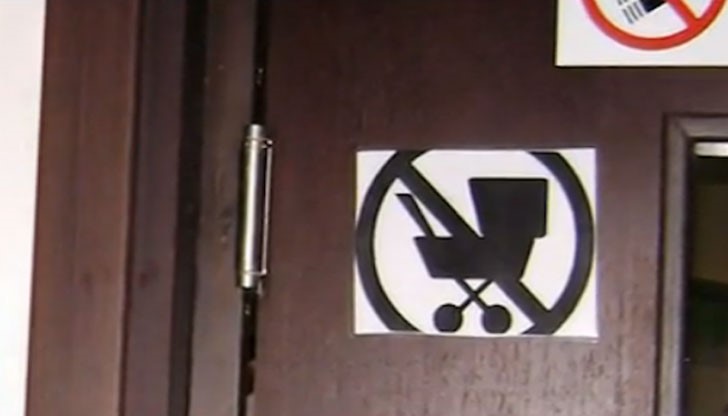 Не им бил предложен и стол с подходящ размер за детето им