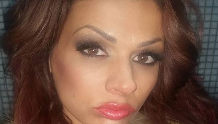 Моника е омъжена и има дете на 3 години Моника е омъжена и има дете на 3 години