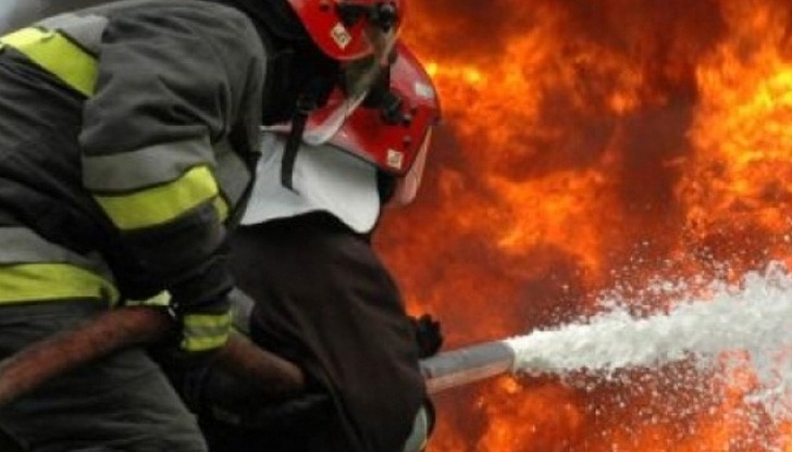 Най- вероятната причина за пожара е не загасена цигара, попаднала върху струпаните завивки