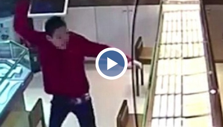 Жената зад щанда се стъписала и той свободно почнал да граби бижута