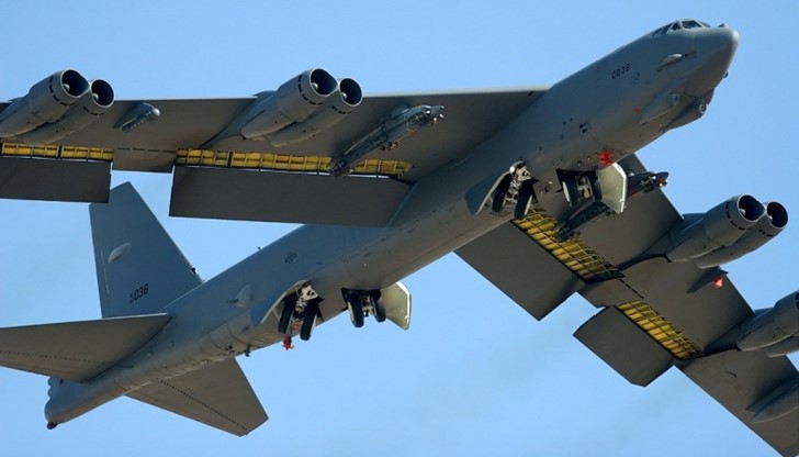 Китай нарече военна провокация полета на американски бомбардировач Б-52 над изкуствените острови в Южнокитайско море