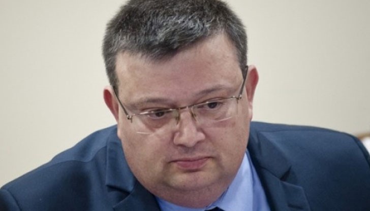 Сценарият се обърка с незабавната реакция на Европейската комисия, казва още Сотир Цацаров.