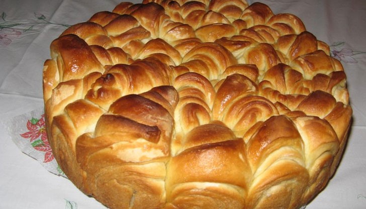 Тя се прави само от брашно, вода и сода, прибавя се и малко олио Тя се прави само от брашно, вода и сода, прибавя се и малко олио