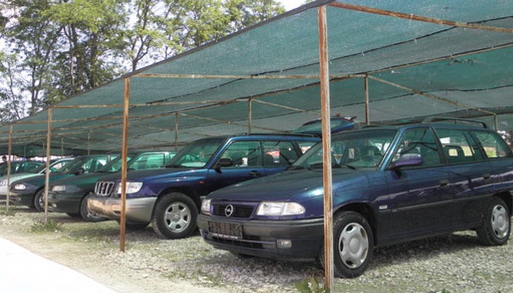 Полицията и данъчните власти извършват проверки по автокъщите