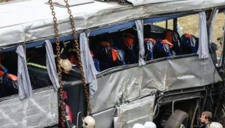 Автобусът се е ударил с друго превозно средство, след което е паднал от скала Автобусът се е ударил с друго превозно средство, след което е паднал от скала