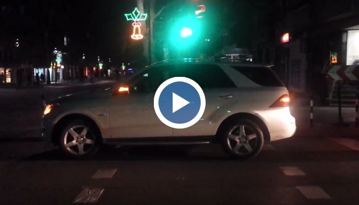Селяндур с джип "Мерцедес" е спрял на пешеходната пътека под самия светофар